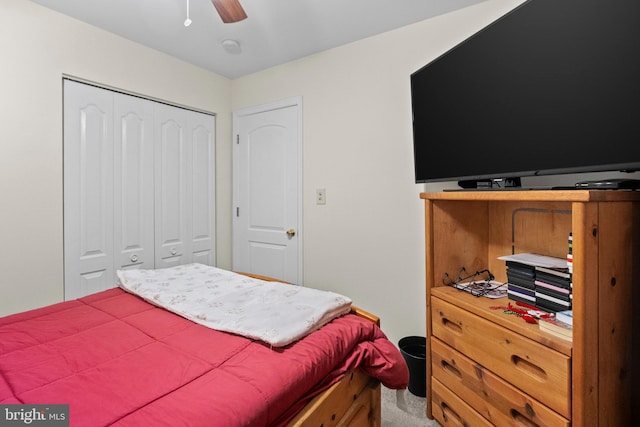 bedroom featuring ceiling fan, carpet, and a closet