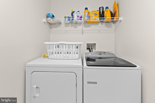 washroom featuring washing machine and clothes dryer