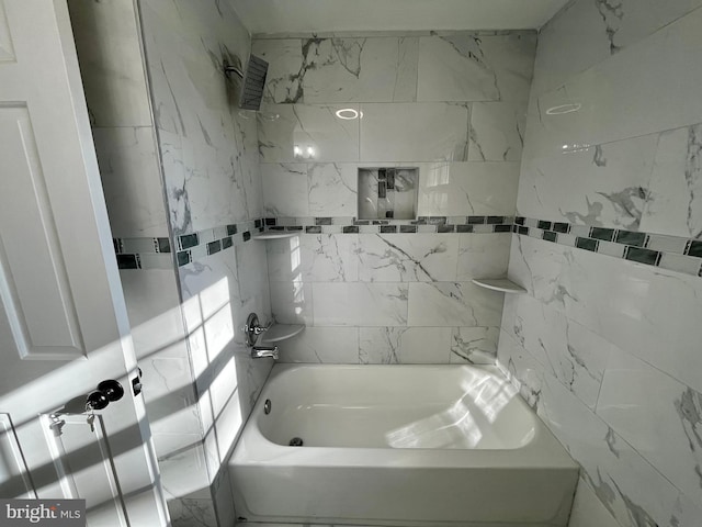 bathroom featuring tiled shower / bath