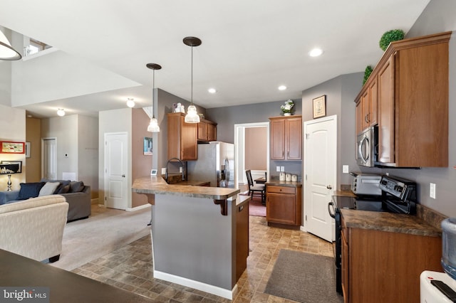 kitchen with sink, hanging light fixtures, appliances with stainless steel finishes, a kitchen breakfast bar, and kitchen peninsula