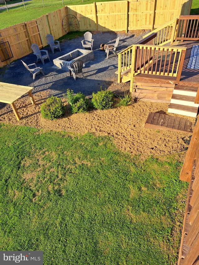 view of yard with a fire pit