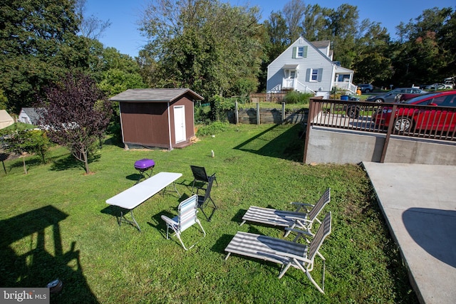 view of yard featuring a storage unit