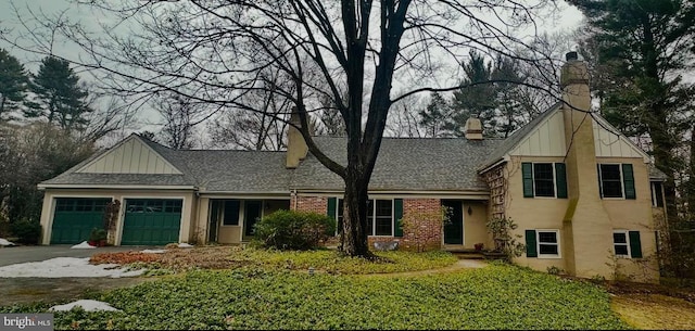 view of front facade with a garage