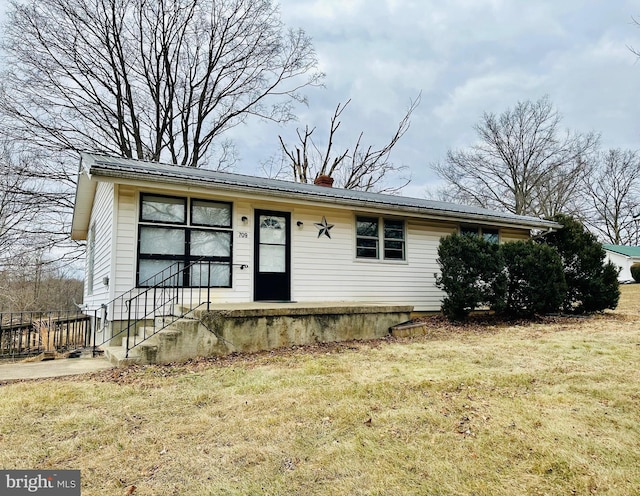 view of front facade with a front lawn