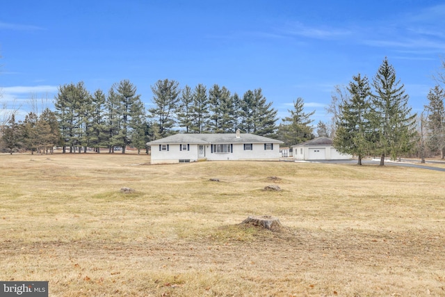 view of front of house featuring a front lawn