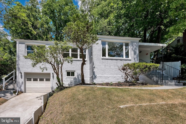 view of front facade featuring a garage and a front yard