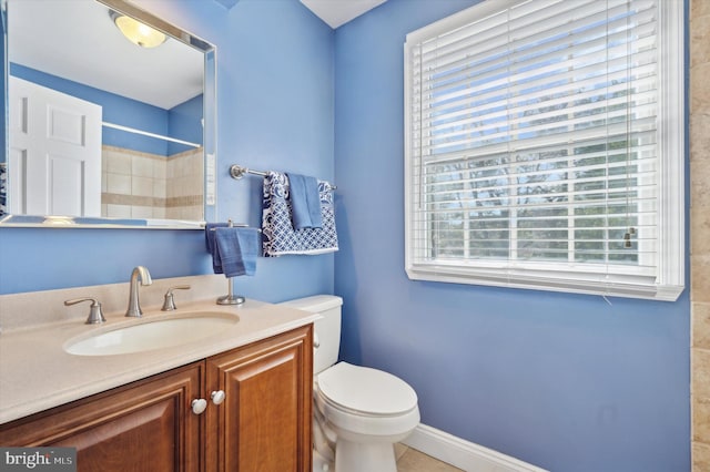 full bathroom featuring toilet, a shower, vanity, and baseboards