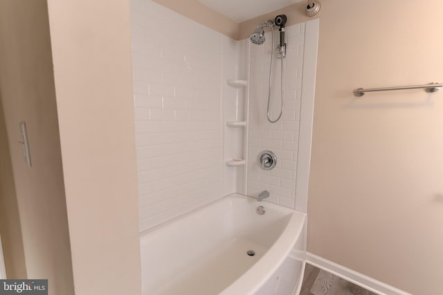 bathroom featuring tiled shower / bath combo