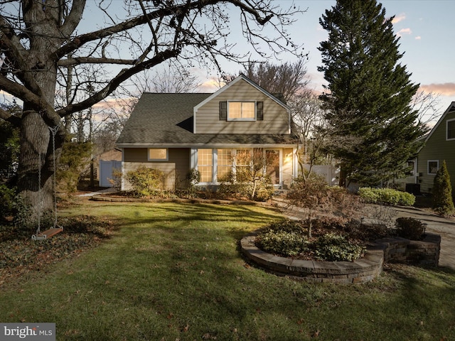 view of front of property featuring a lawn