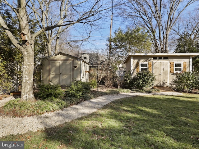 view of yard featuring a storage shed