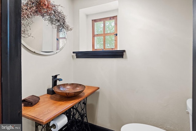 bathroom featuring sink and toilet