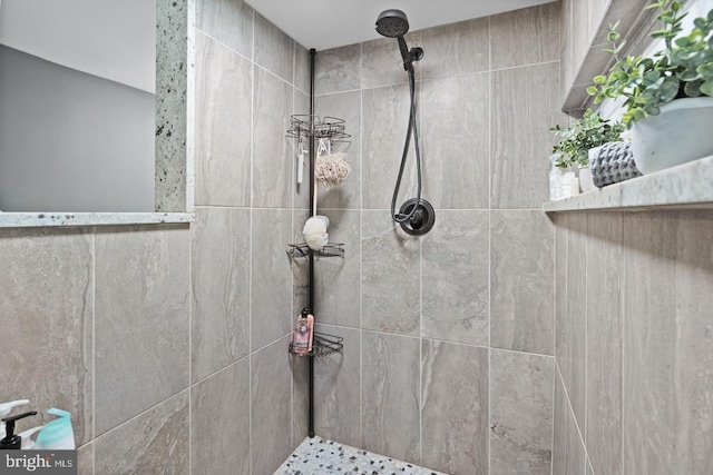 bathroom featuring a tile shower