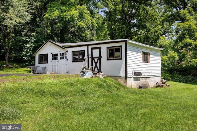 view of outdoor structure featuring a yard