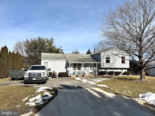 view of front of house featuring covered porch and a front lawn