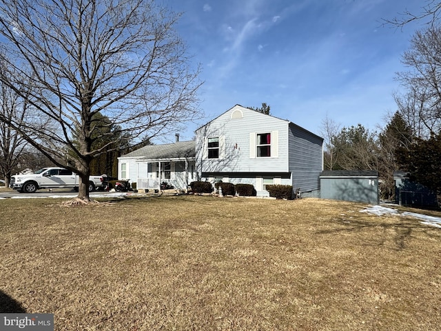 split level home with a front lawn