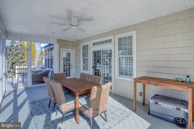 sunroom with ceiling fan