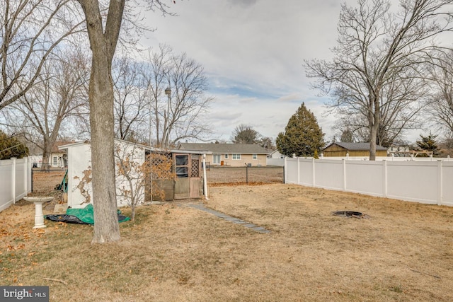 view of yard featuring an outdoor structure