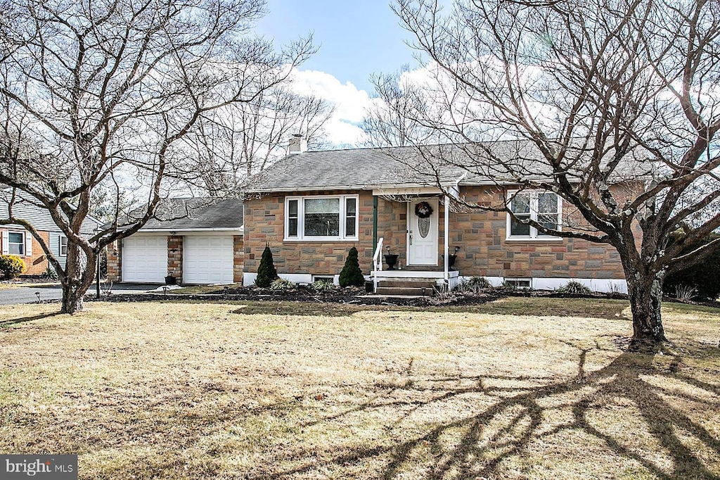 view of front of home featuring a garage and a front lawn