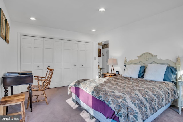 bedroom featuring carpet flooring and a closet