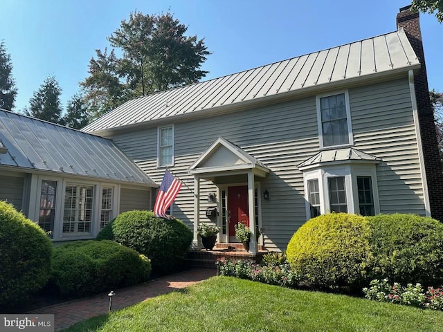 view of front of property featuring a front lawn