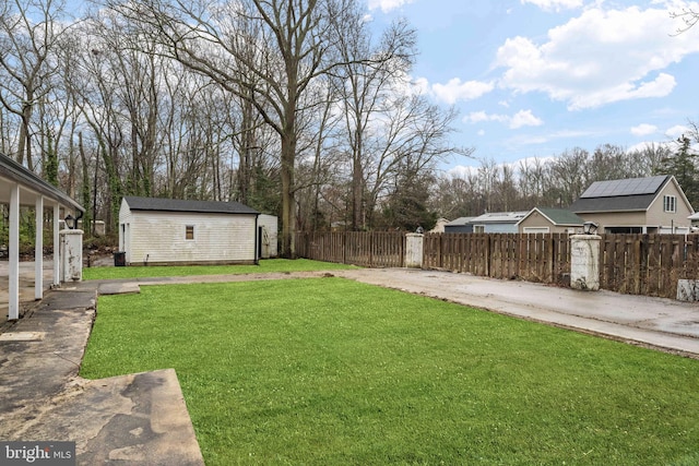 view of yard featuring an outbuilding