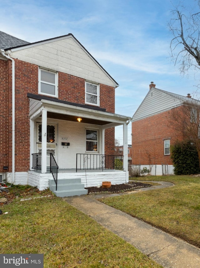 view of front facade featuring a front lawn and a porch