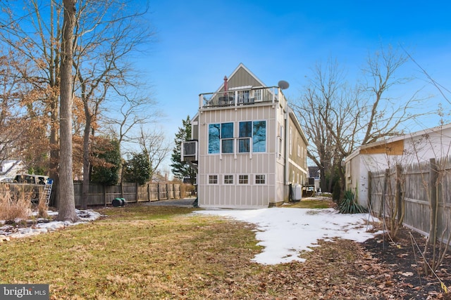 exterior space featuring a front yard and a balcony