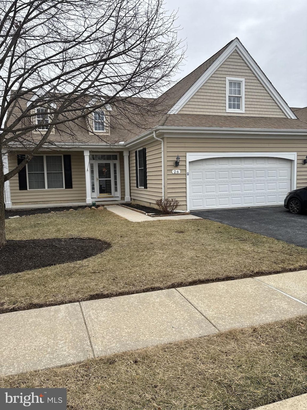 view of front facade with a garage and a front yard