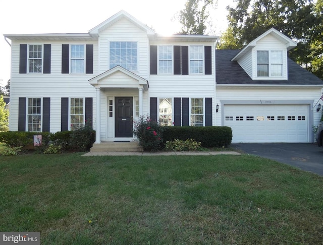 colonial house featuring a front lawn