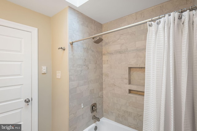 bathroom featuring shower / bath combo