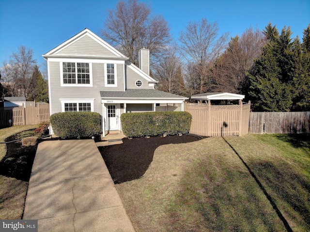 view of front facade featuring a front yard