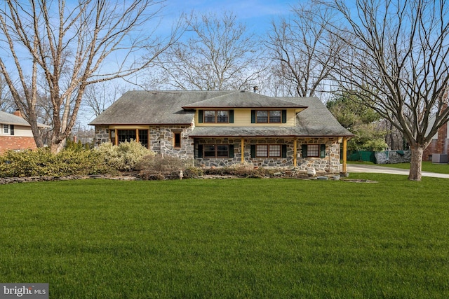 view of front of house with a front lawn