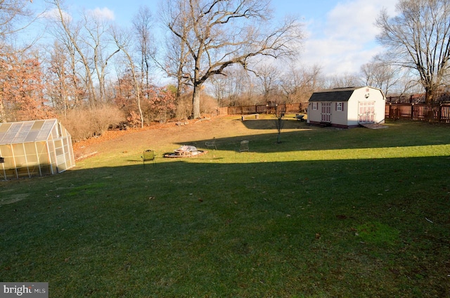 view of yard with a storage shed