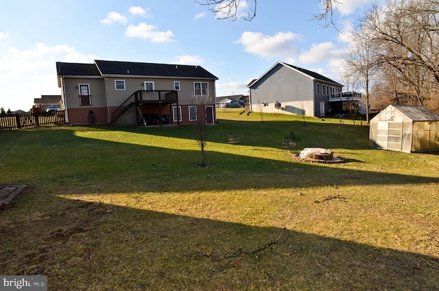 view of yard with an outbuilding