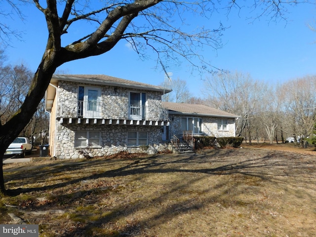 split level home featuring a front yard