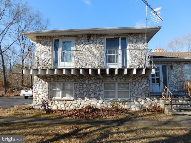 view of front of property with a balcony