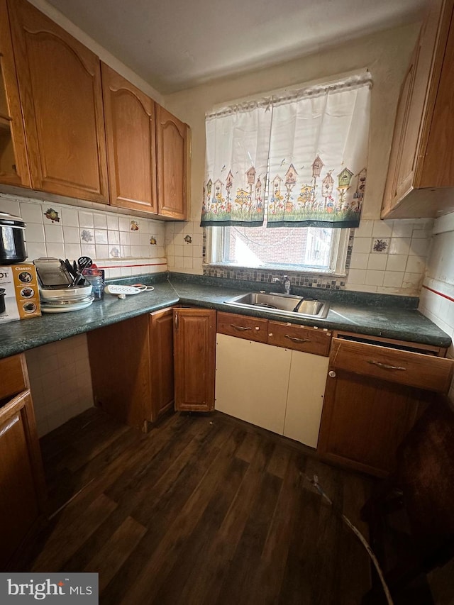 kitchen with sink, dark wood-type flooring, and decorative backsplash