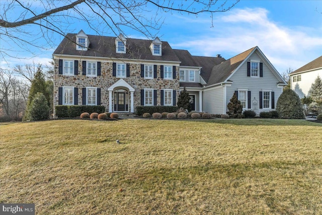 colonial inspired home featuring a front yard