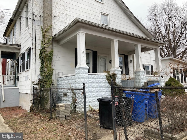 view of front of property featuring a porch