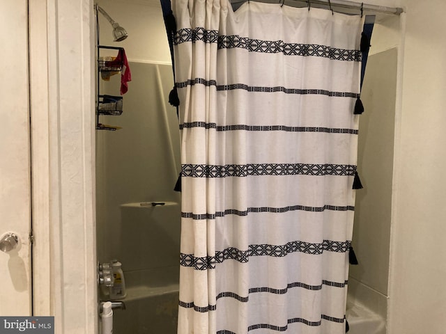 bathroom with shower / bath combo