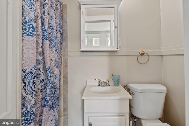 bathroom with vanity, toilet, and a shower with shower curtain