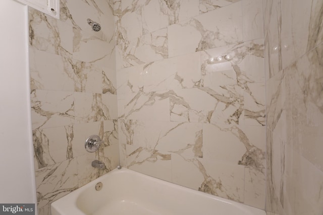 bathroom with tiled shower / bath