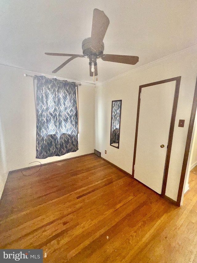 spare room with ornamental molding, light hardwood / wood-style floors, and ceiling fan