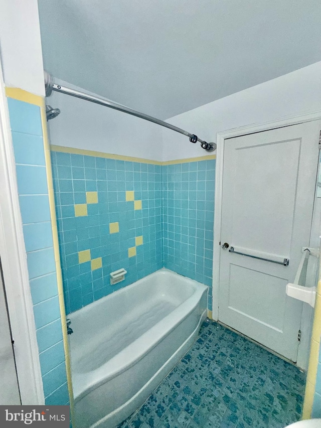 bathroom with tiled shower / bath combo