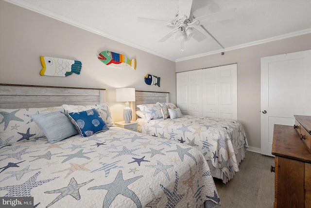 bedroom featuring crown molding, wood-type flooring, a closet, and ceiling fan