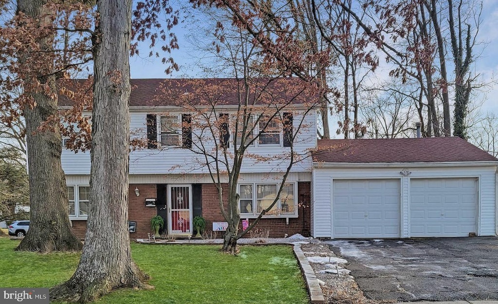 view of front facade featuring a garage and a front lawn