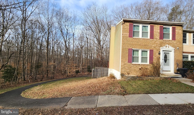 view of front facade featuring a front lawn