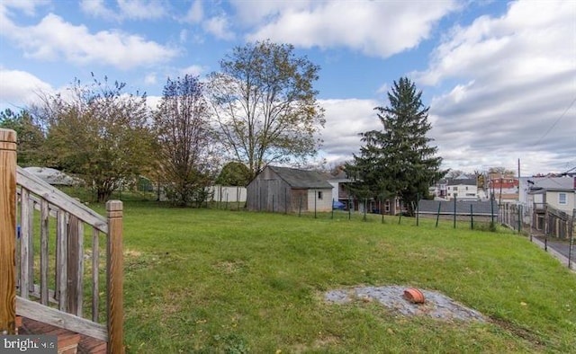 view of yard featuring a storage shed