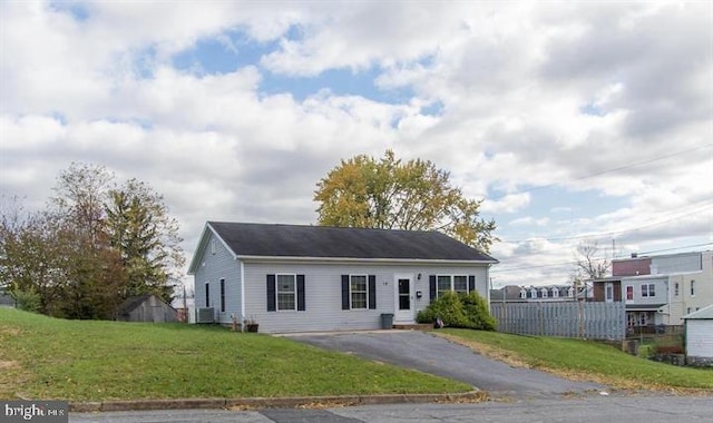 view of front facade featuring a front lawn