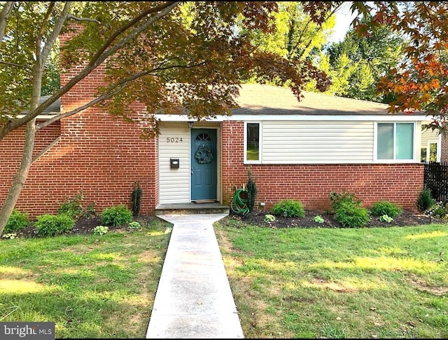 view of front of home featuring a front lawn